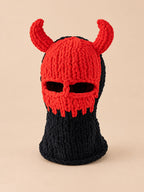 Cagoule crochet cornes de diable modèle 4 rouge et noire, vue de face sur fond pêche sable
