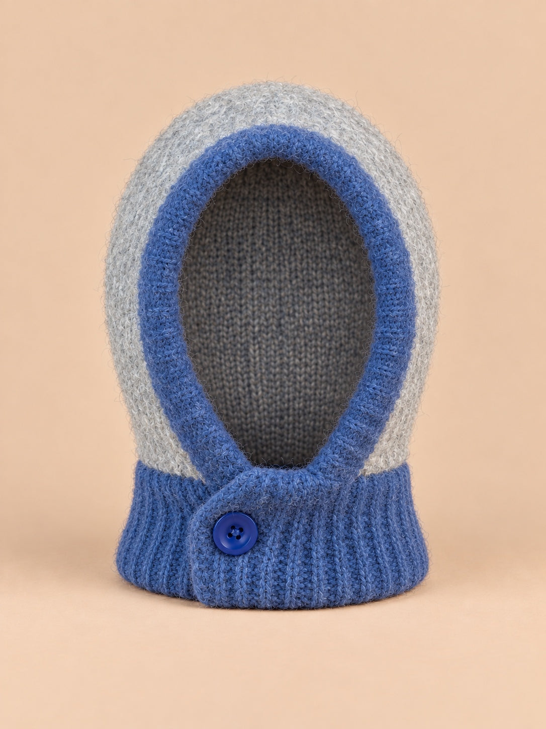 Cagoule femme à écharpe intégrée gris clair et bleu, vue de face.
