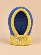 Cagoule femme à écharpe intégrée bleu et jaune, vue de face.