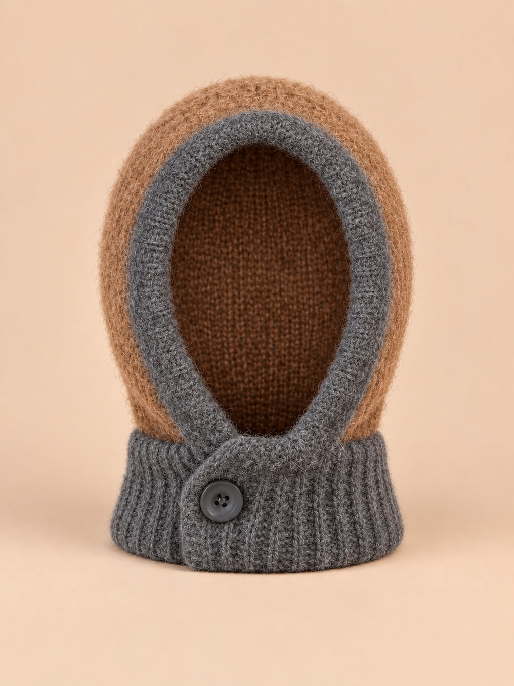 Cagoule femme à écharpe intégrée camel et gris, vue de face.
