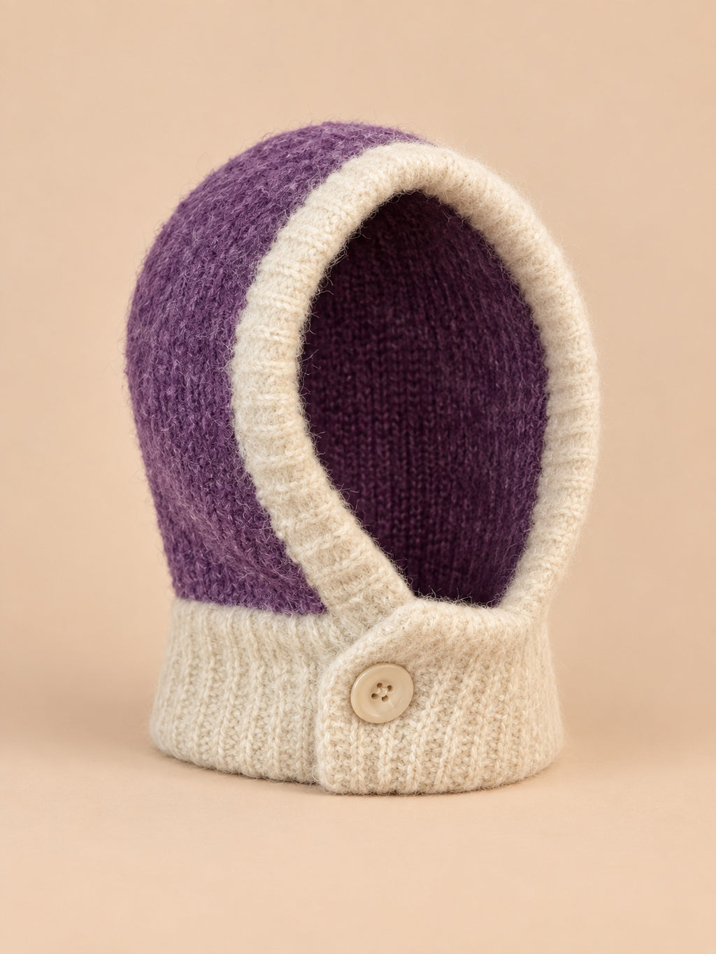 Cagoule femme à écharpe intégrée violet et écru, vue de trois quarts.
