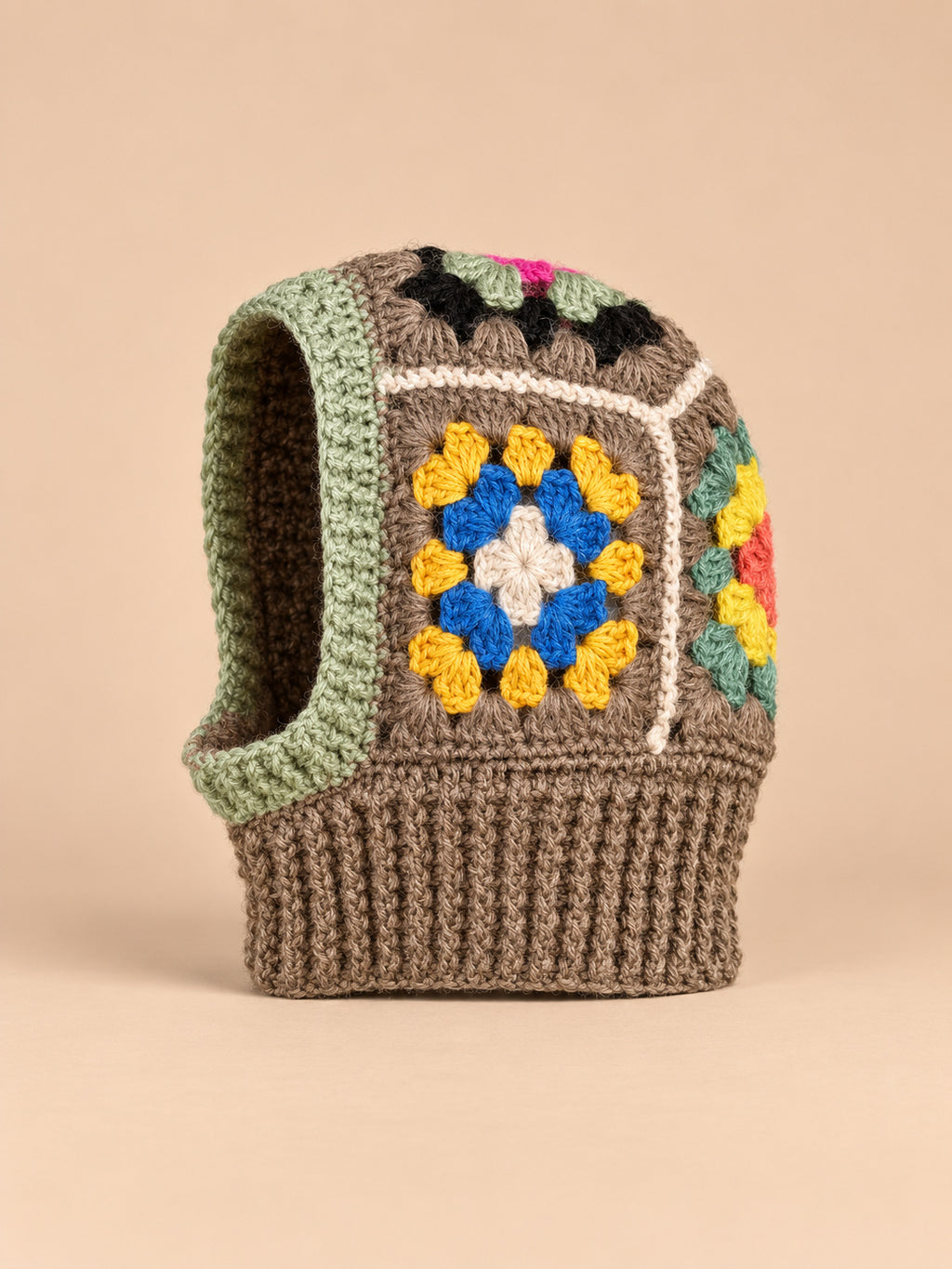 Cagoule femme au crochet bonnet et tour de cou, modèle B, vue de face sur fond pêche sable