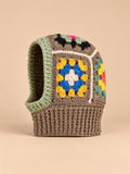 Cagoule femme au crochet bonnet et tour de cou, modèle B, vue de face sur fond pêche sable