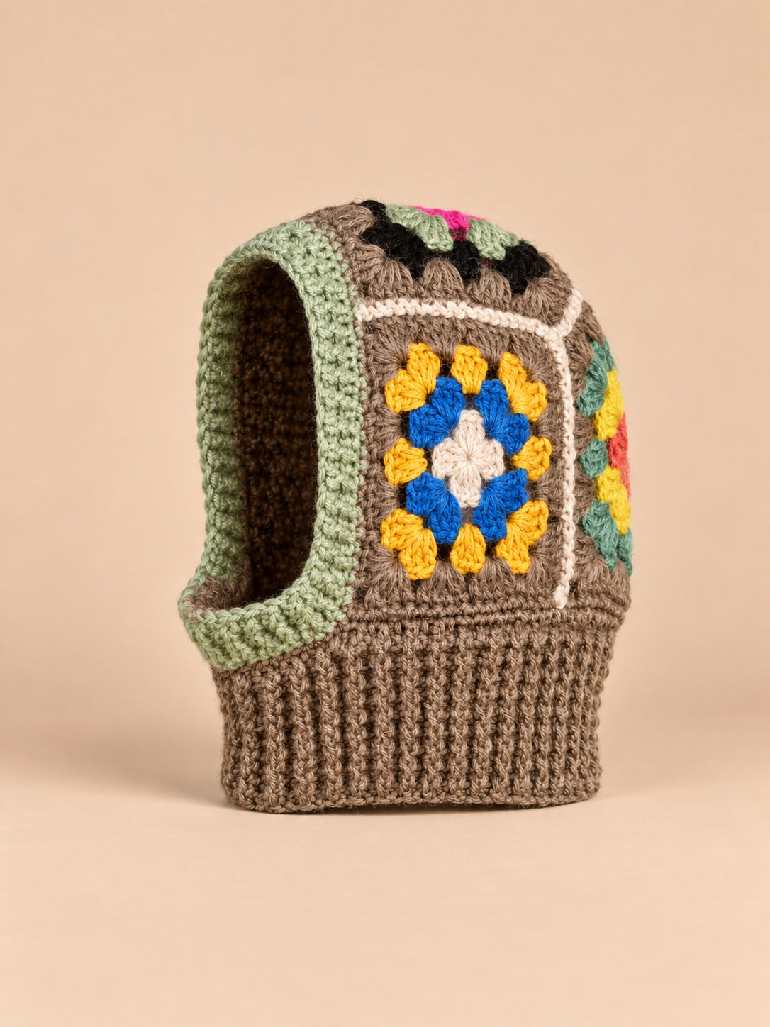 Cagoule femme au crochet bonnet et tour de cou, modèle B, vue de trois-quarts sur fond pêche sable
