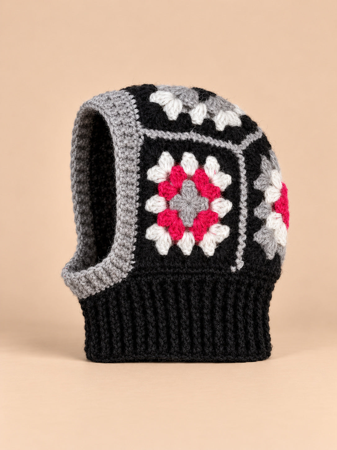 Cagoule femme au crochet bonnet et tour de cou, modèle C, vue de face sur fond pêche sable