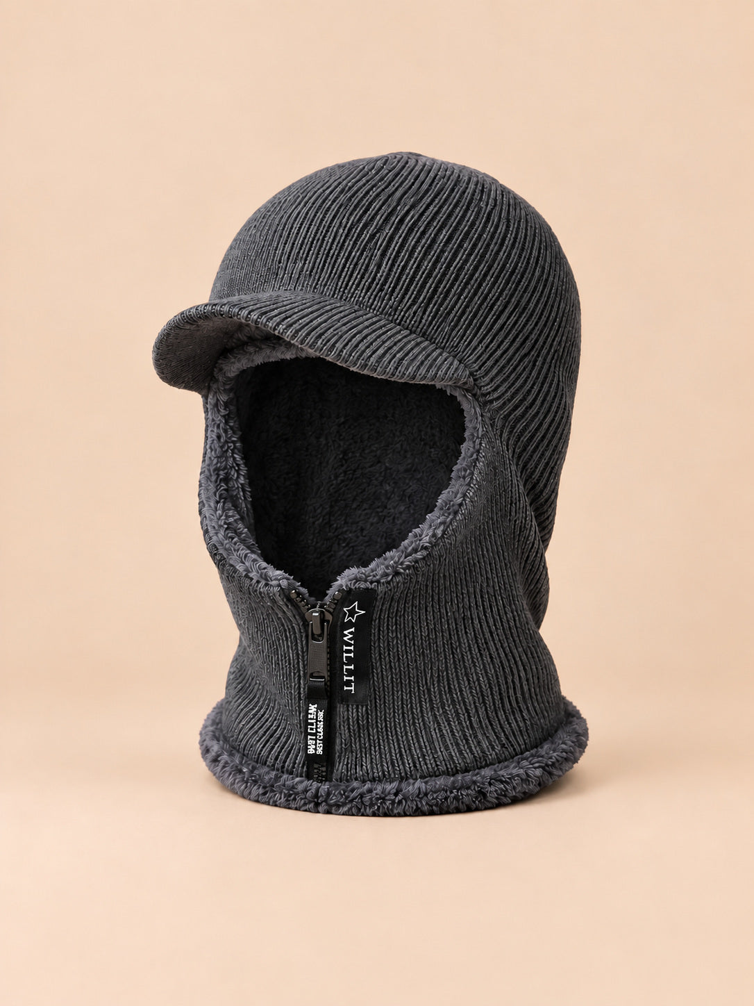 Cagoule homme tricotée gris foncé, doublure polaire, visière et fermeture zippée, vue de face
