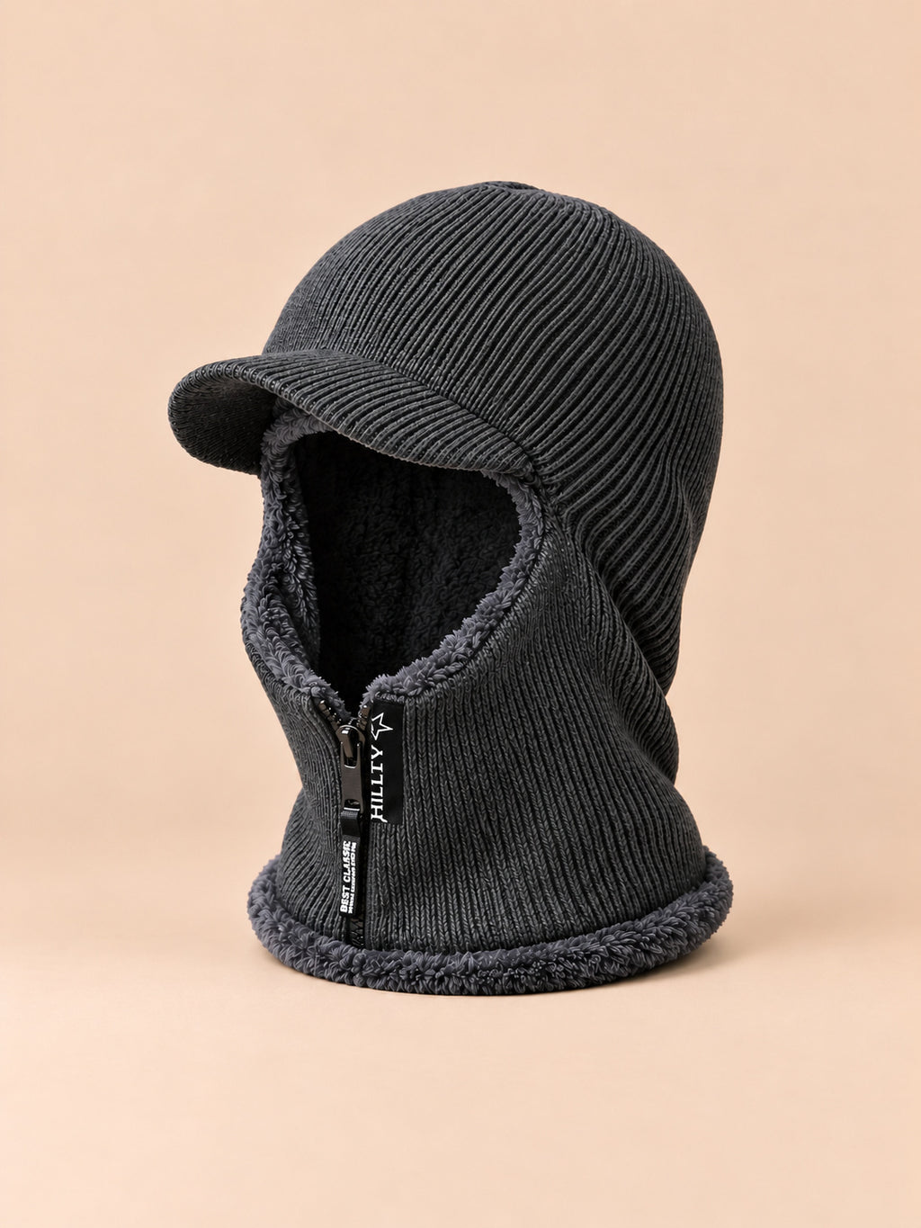 Cagoule homme tricotée gris foncé, doublure polaire, visière et fermeture zippée, vue de trois quarts