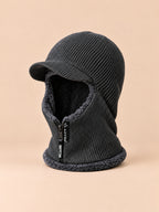 Cagoule homme tricotée gris foncé, doublure polaire, visière et fermeture zippée, vue de trois quarts