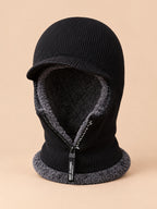 Cagoule homme tricotée noir, doublure polaire, visière et fermeture zippée, vue de face