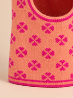 Détail de la maille orange rosé et des trèfles jacquard roses de la cagoule femme