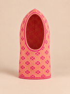 Cagoule femme jacquard trèfle orange rosé, vue de face sur fond pêche sable