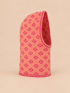 Cagoule femme jacquard trèfle orange rosé, vue trois quarts sur fond pêche sable