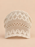Bonnet calotte froncée beige en dentelle crochet ajourée, vue de face sur fond pêche sable