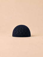 Calotte au crochet bleu foncé à motif géométrique ajouré, vue de face