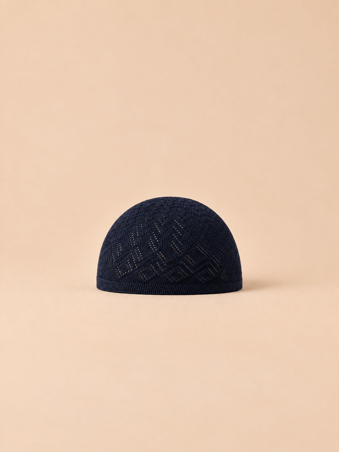 Calotte au crochet bleu foncé à motif géométrique ajouré, vue de face