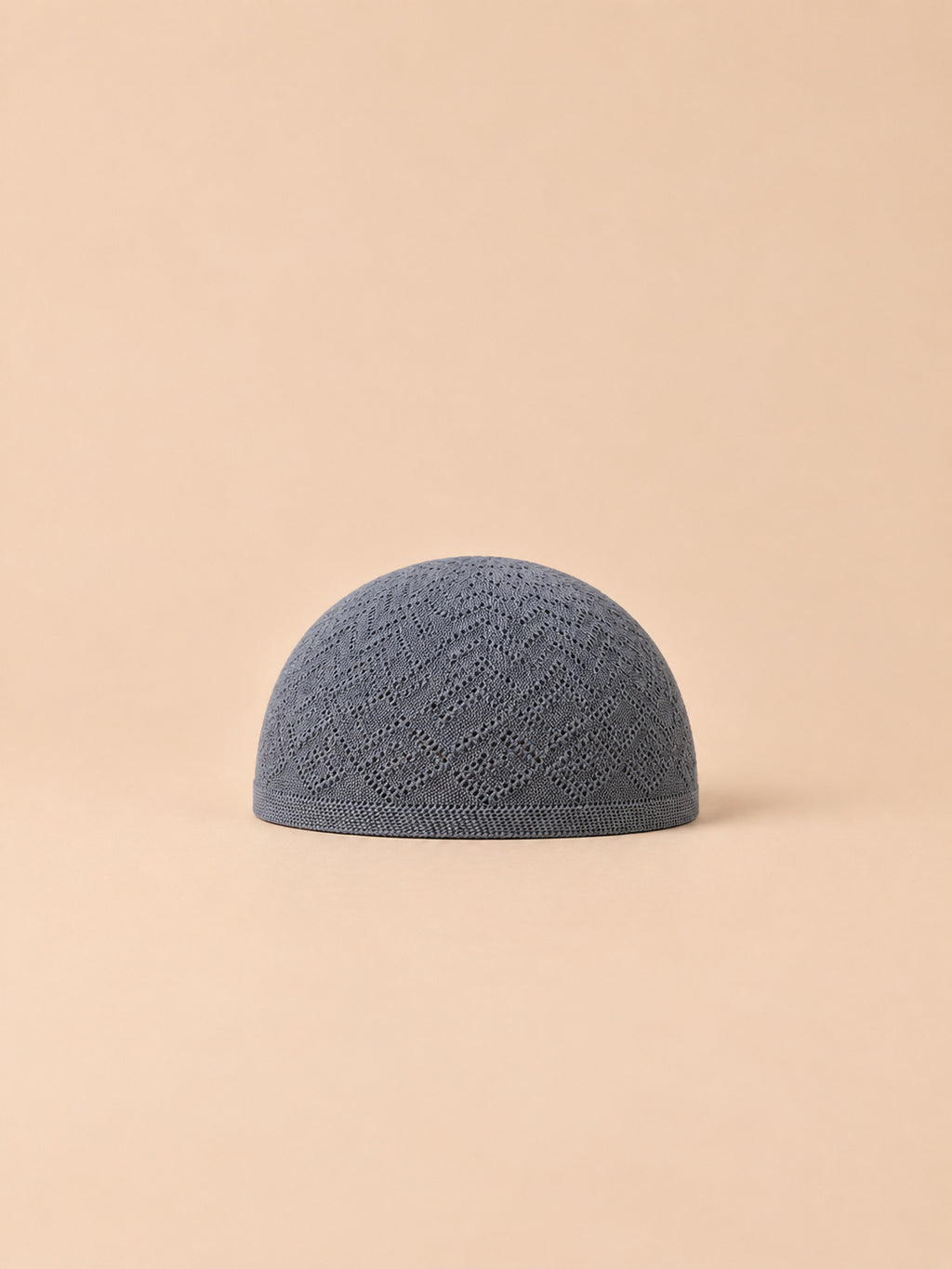 Calotte au crochet grise à motif géométrique ajouré, vue de face