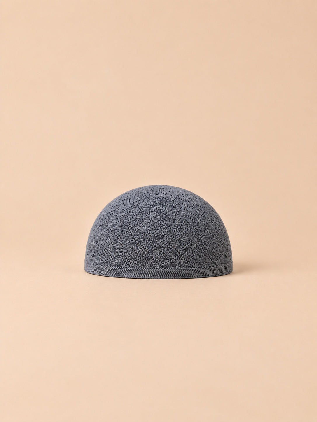 Calotte au crochet grise à motif géométrique ajouré, vue de face