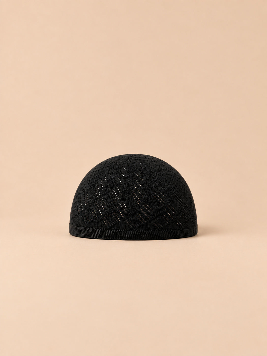 Calotte au crochet noire à motif géométrique ajouré, vue de face