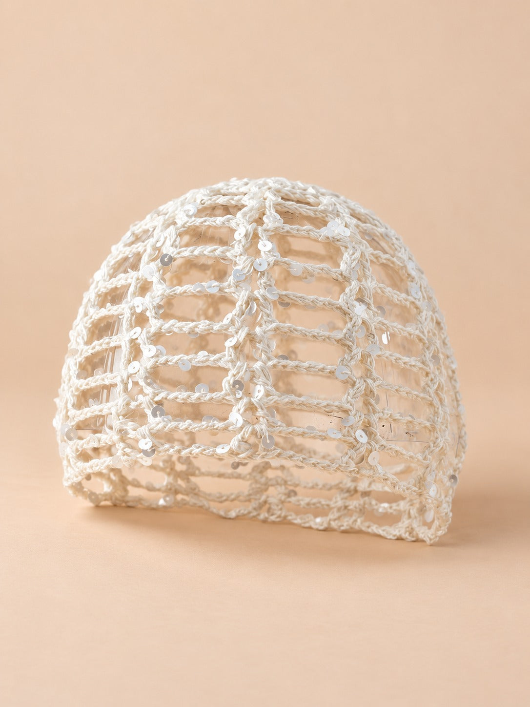 Bonnet calotte au crochet à sequins, blanc, vue de trois quarts