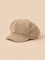 Casquette gavroche octogonale en velours côtelé kaki, vue de trois quarts sur fond pêche sable