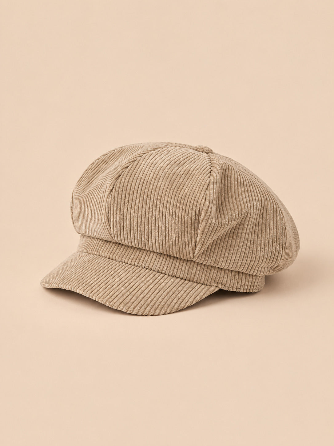 Casquette gavroche octogonale en velours côtelé kaki, vue de trois quarts sur fond pêche sable