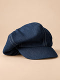 Casquette gavroche vintage argent, vue de face sur fond pêche sable