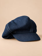 Casquette gavroche vintage argent, vue de face sur fond pêche sable