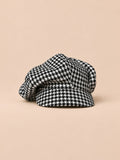 Casquette gavroche vintage multicolore, vue de face sur fond pêche sable