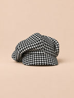 Casquette gavroche vintage multicolore, vue de face sur fond pêche sable
