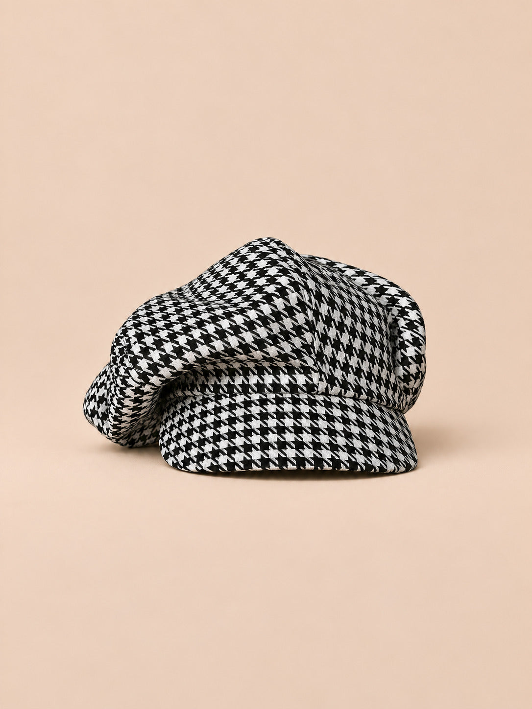 Casquette gavroche vintage multicolore, vue de face sur fond pêche sable