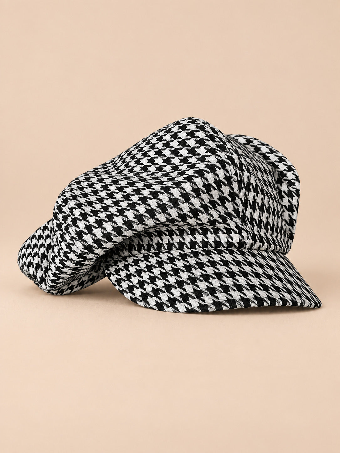 Casquette gavroche vintage multicolore, vue de trois quarts sur fond pêche sable
