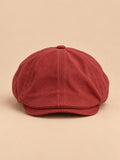 Casquette gavroche plate rouge style britannique vintage, vue de face
