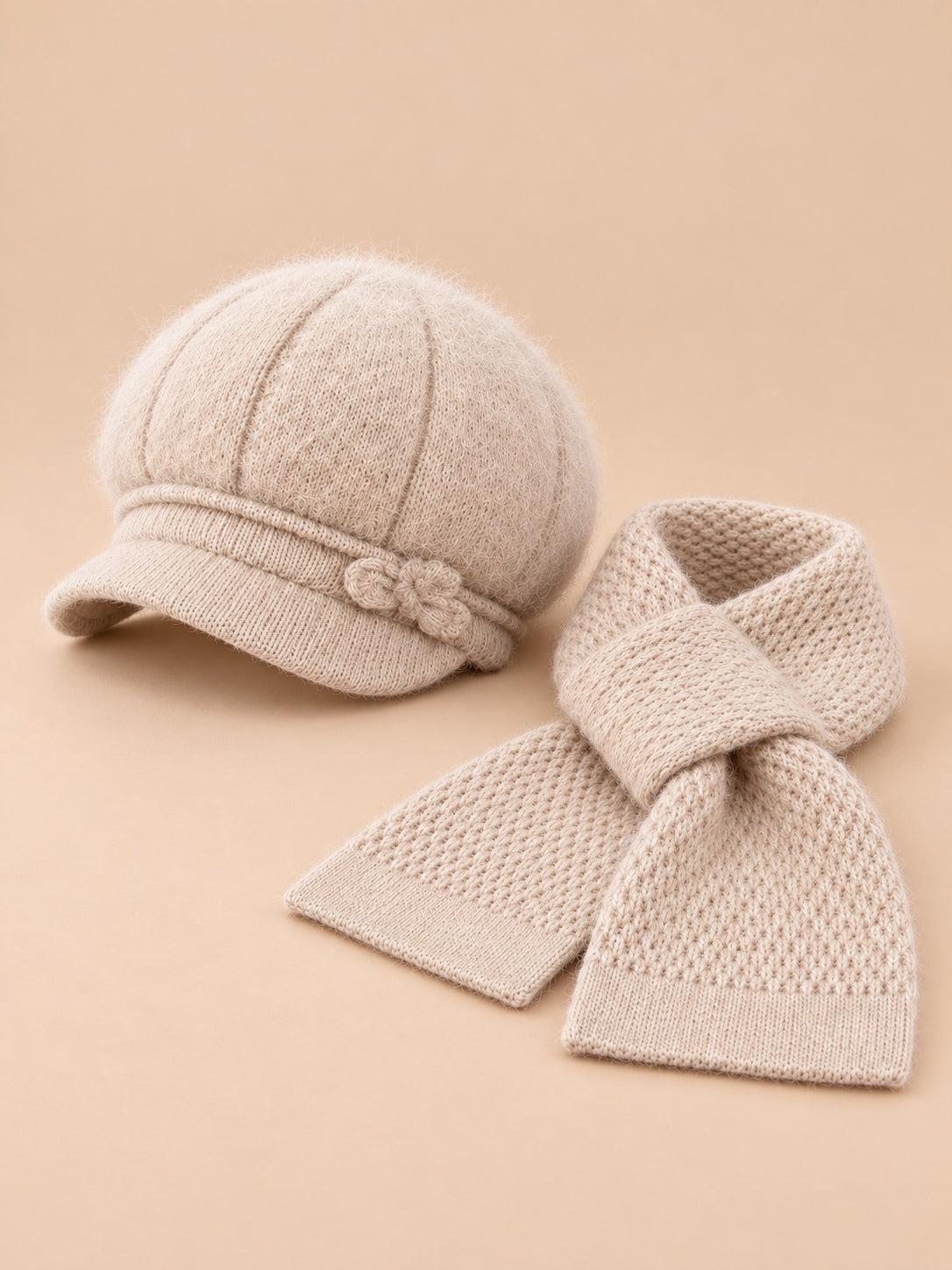Ensemble chapeau duveteux et écharpe beige, vue de trois quarts.