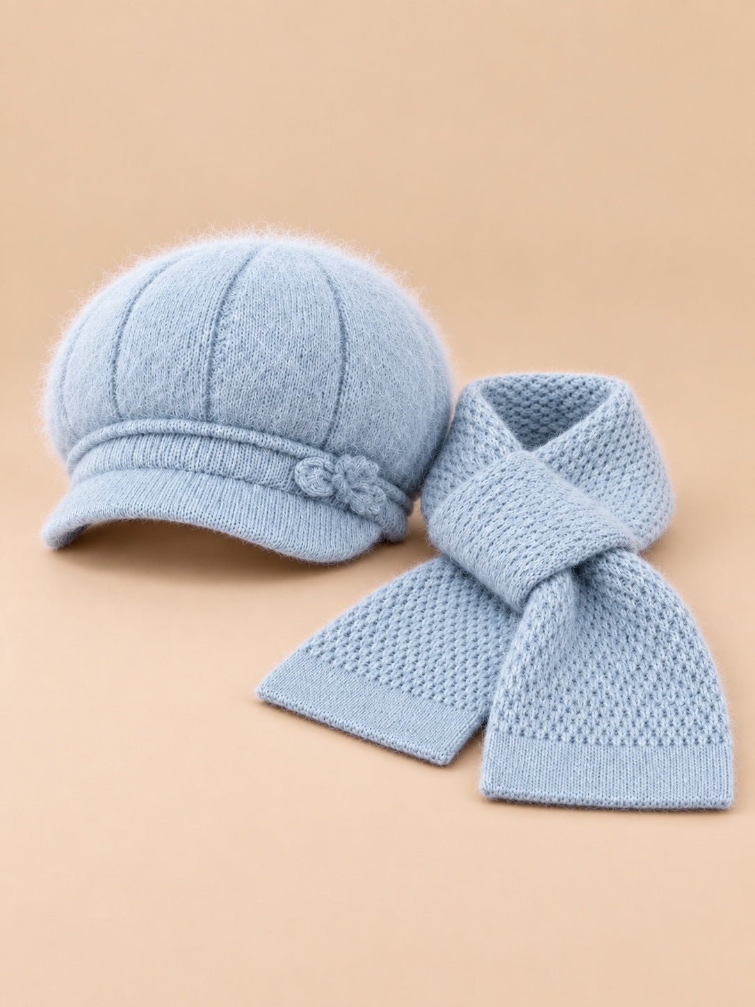 Ensemble chapeau duveteux et écharpe gris, vue de face.