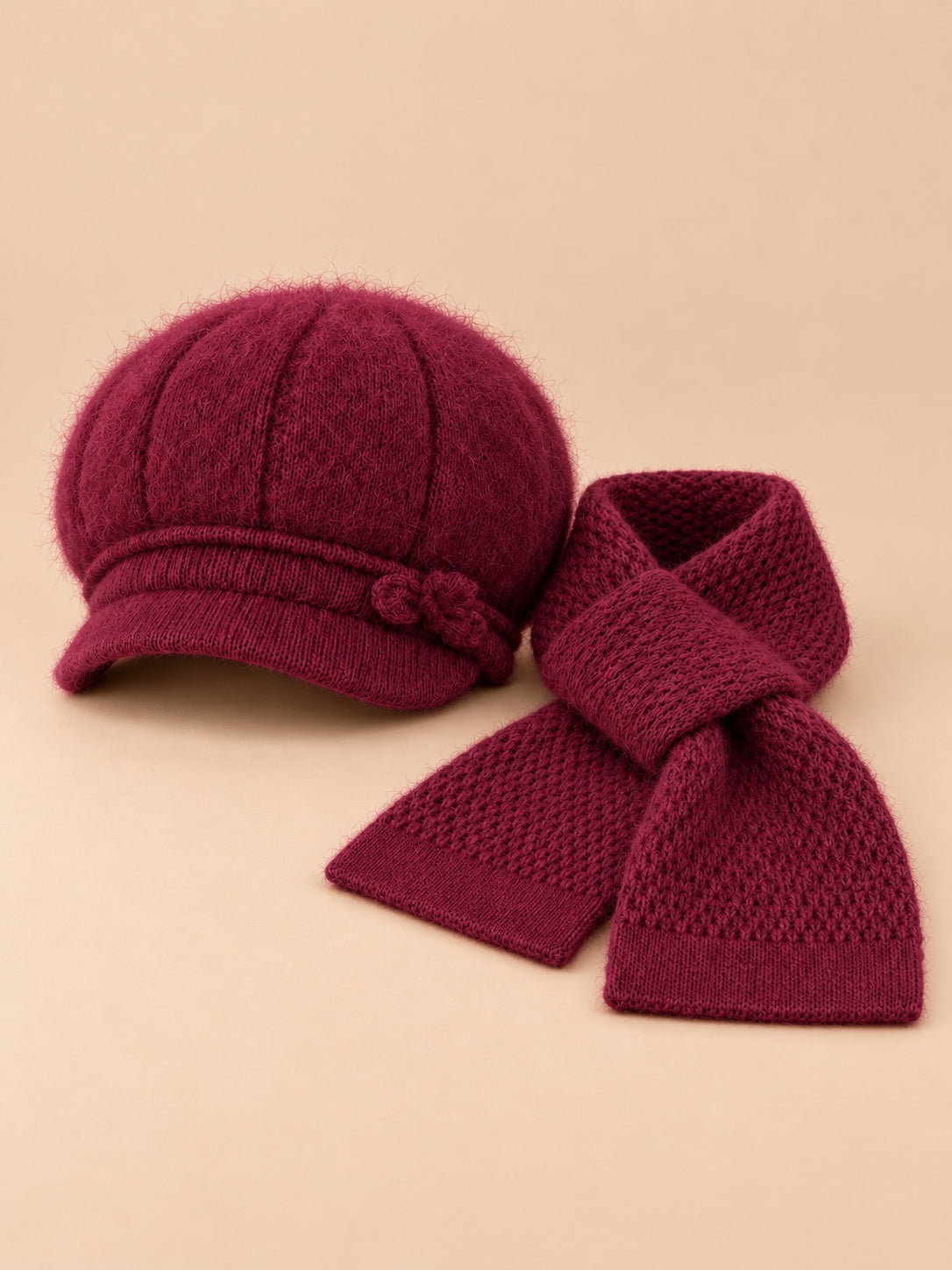 Ensemble chapeau duveteux et écharpe rouge, vue de face.