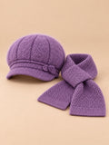 Ensemble chapeau duveteux et écharpe violet, vue de face.
