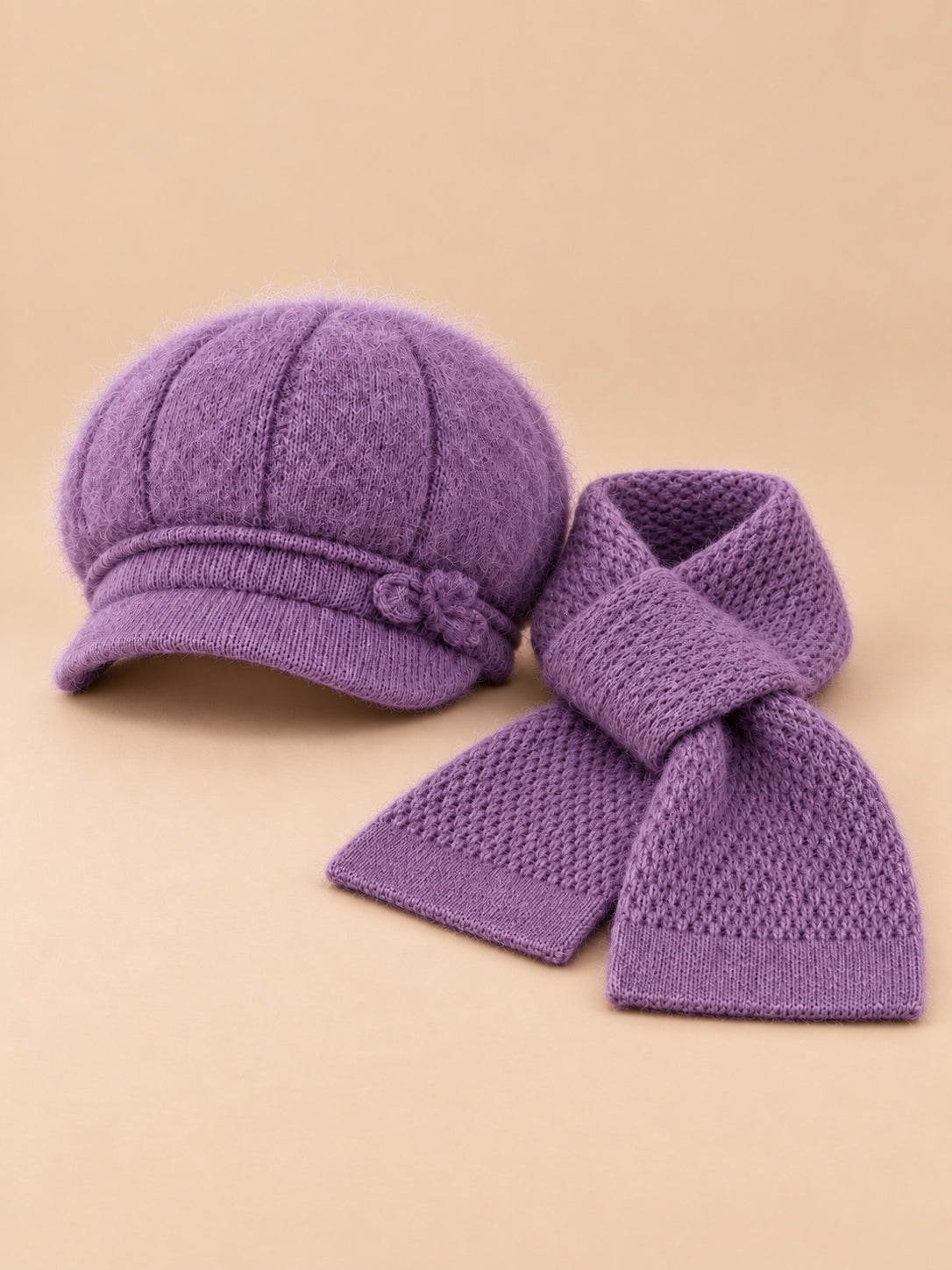 Ensemble chapeau duveteux et écharpe violet, vue de face.