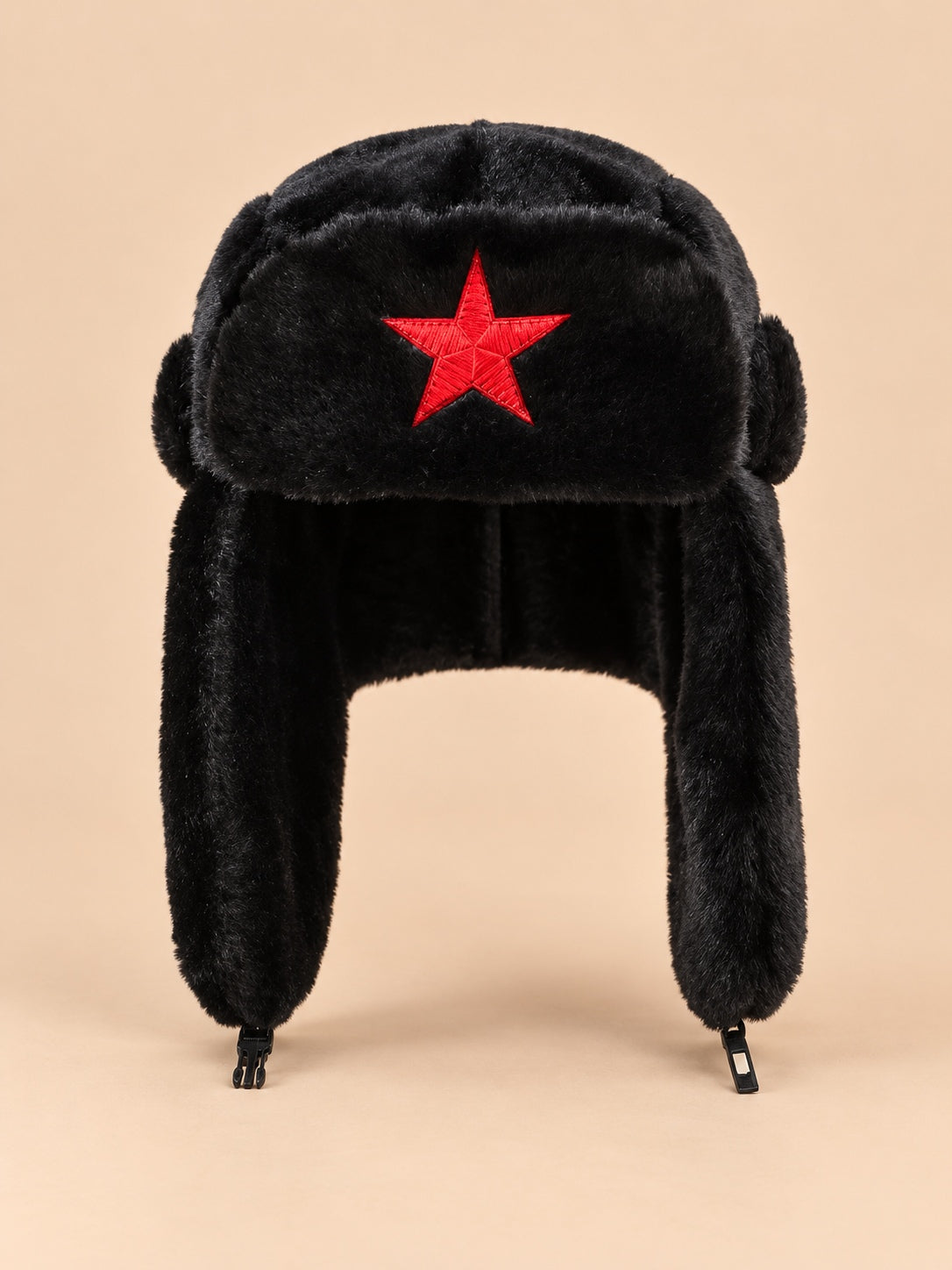 Chapka noire à étoile rouge doublée polaire noir, vue de face.