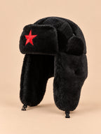 Chapka noire à étoile rouge doublée polaire noir, vue de trois quarts.