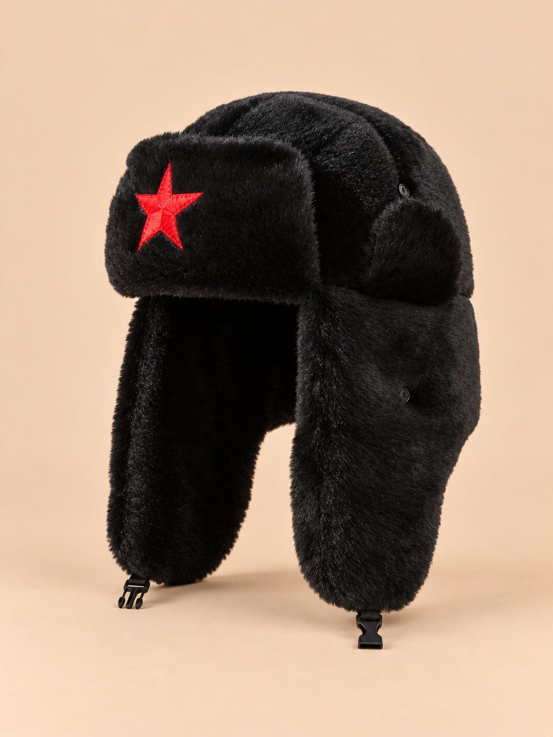 Chapka noire à étoile rouge doublée polaire noir, vue de trois quarts.