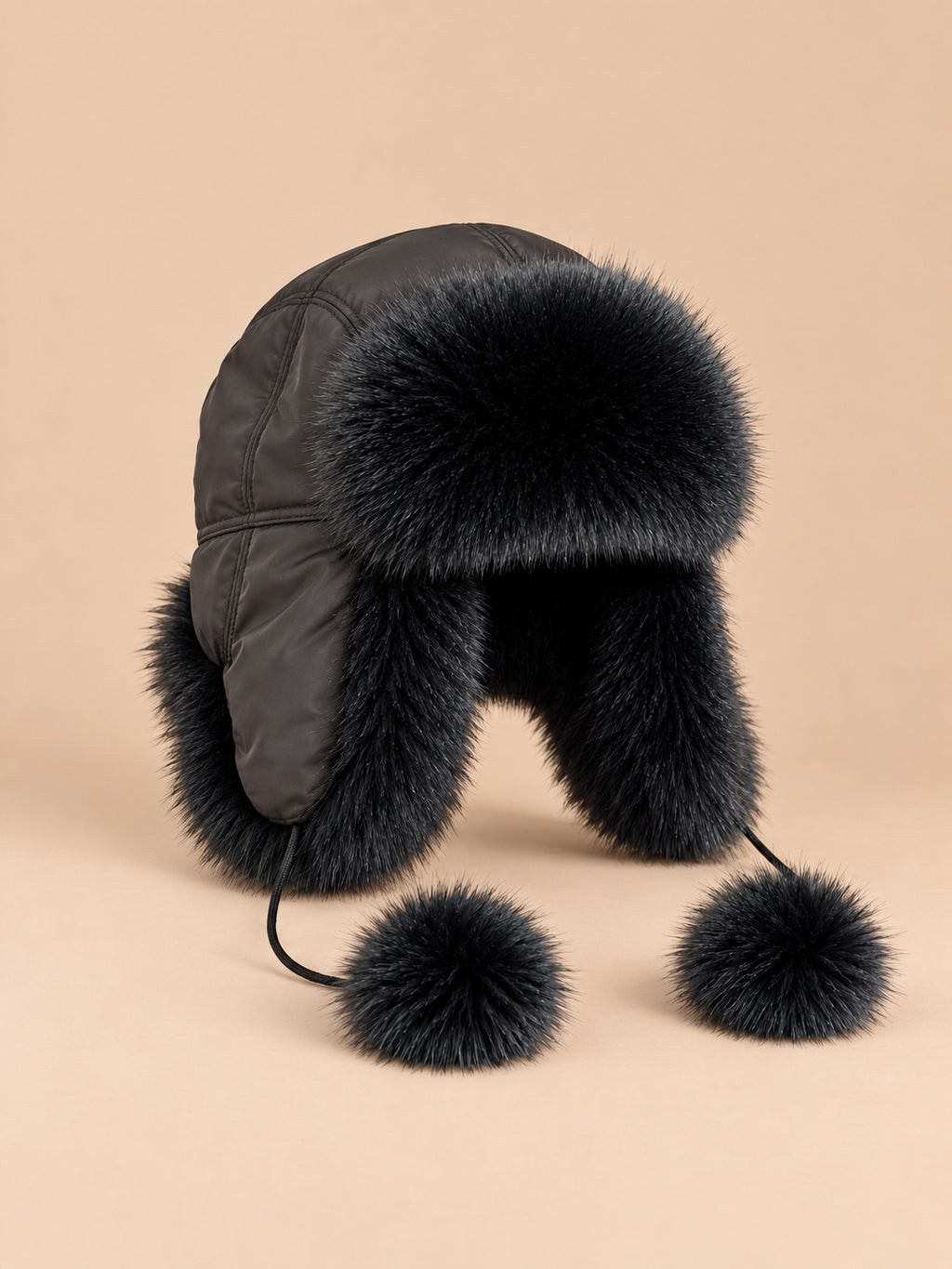 Chapka femme en fourrure à pompons noir, vue de trois quarts.