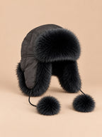 Chapka femme en fourrure à pompons noir, vue de trois quarts.
