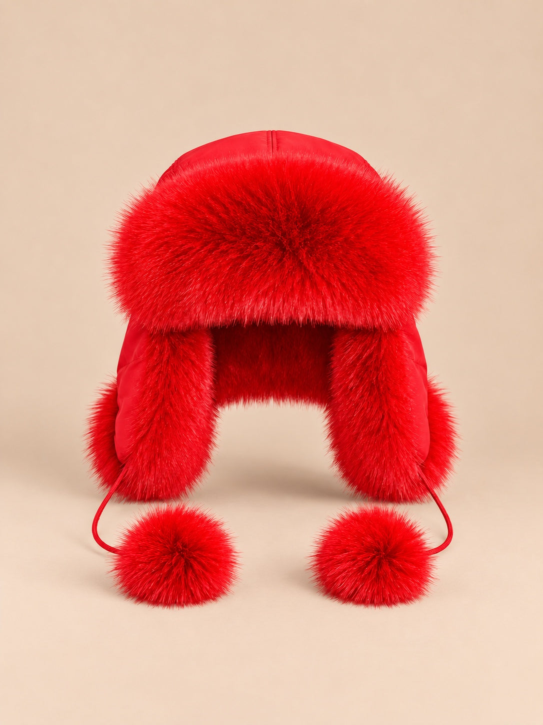 Chapka femme en fourrure à pompons rouge, vue de face.
