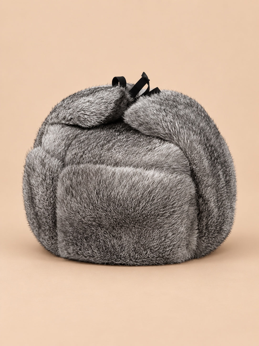 Chapka homme en fourrure de lapin gris naturel, vue de face.