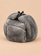 Chapka homme en fourrure de lapin gris naturel, vue de trois quarts.