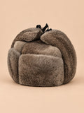Chapka homme en fourrure de lapin jaune naturel, vue de face.
