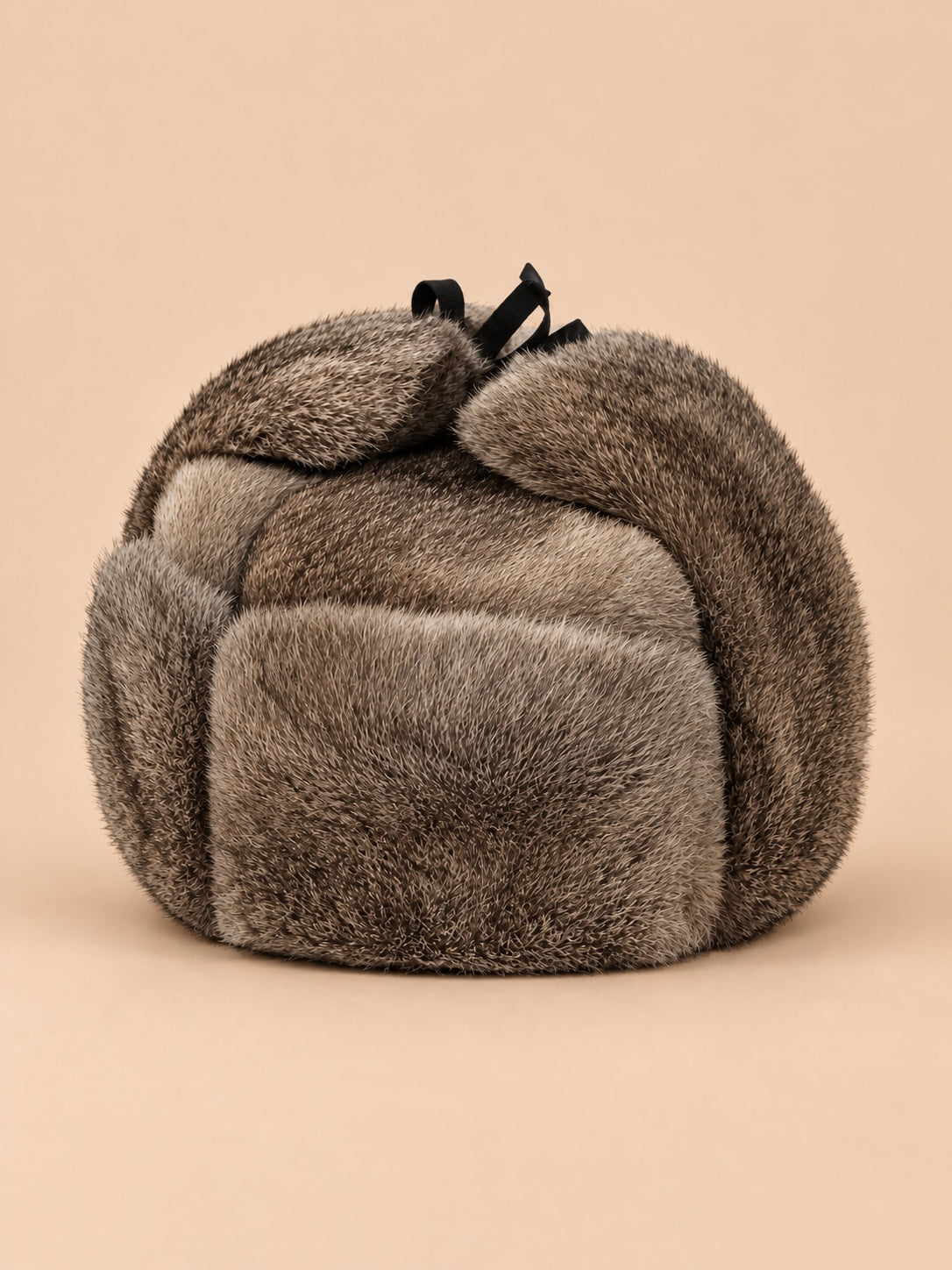Chapka homme en fourrure de lapin jaune naturel, vue de face.
