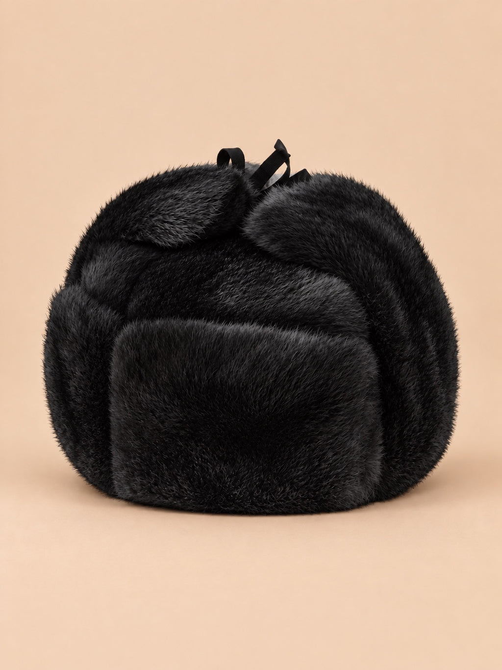 Chapka homme en fourrure de lapin noir, vue de face.