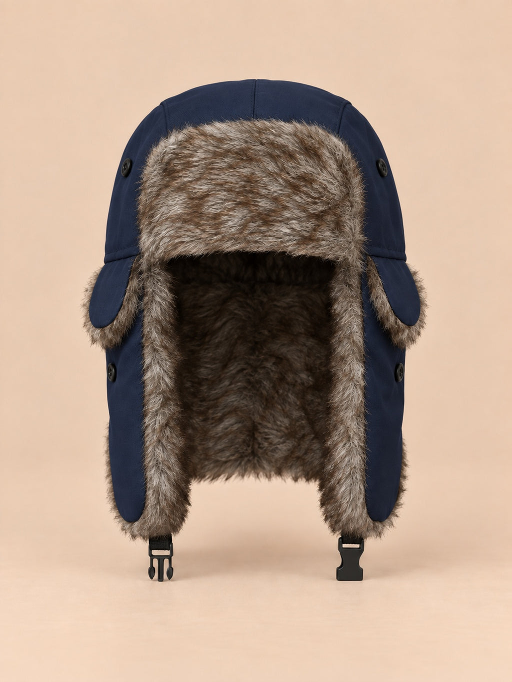 Chapka trappeur homme à rabats et jugulaire bleu marine, vue de face.