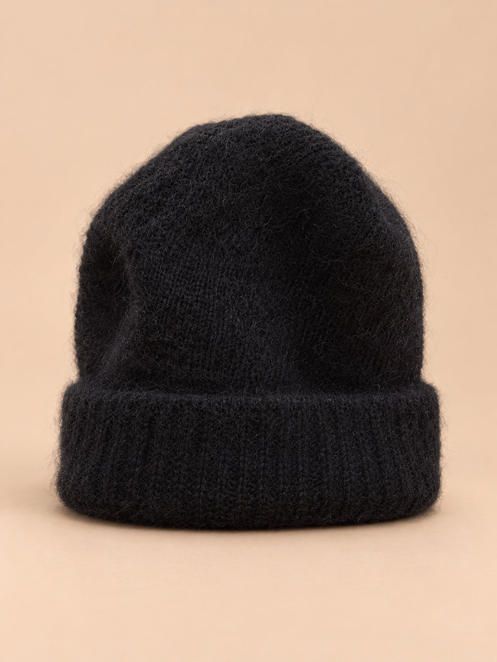 Bonnet femme noir en mohair duveteux à bord côtelé, vue de face